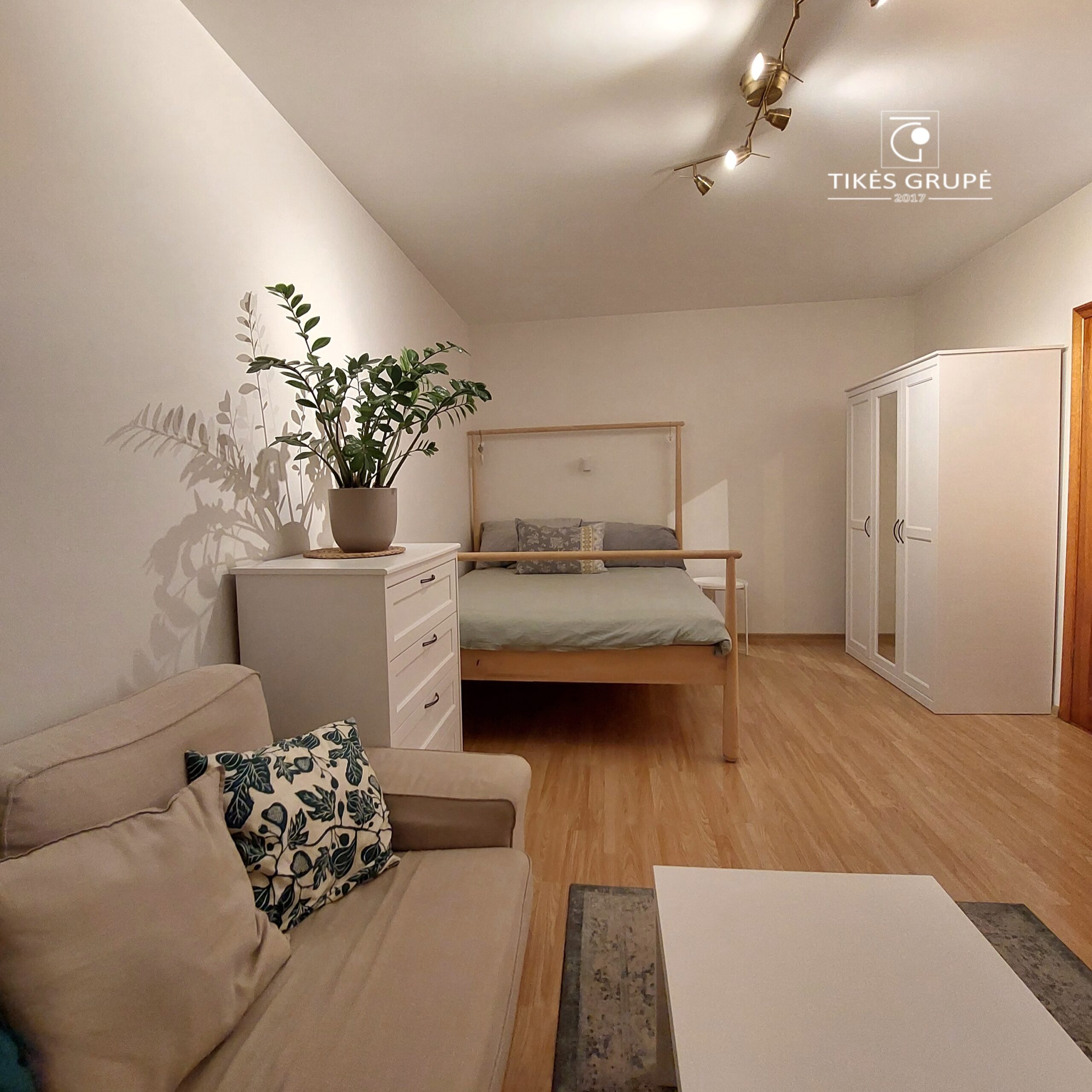 Parduodamas tvarkingas 2 kambarių butas su holu