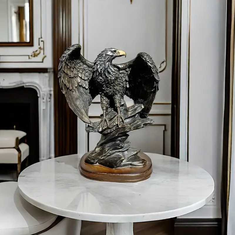 Kūrybinė erelio statulėlė iš dervos