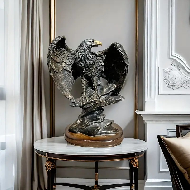 Kūrybinė erelio statulėlė iš dervos