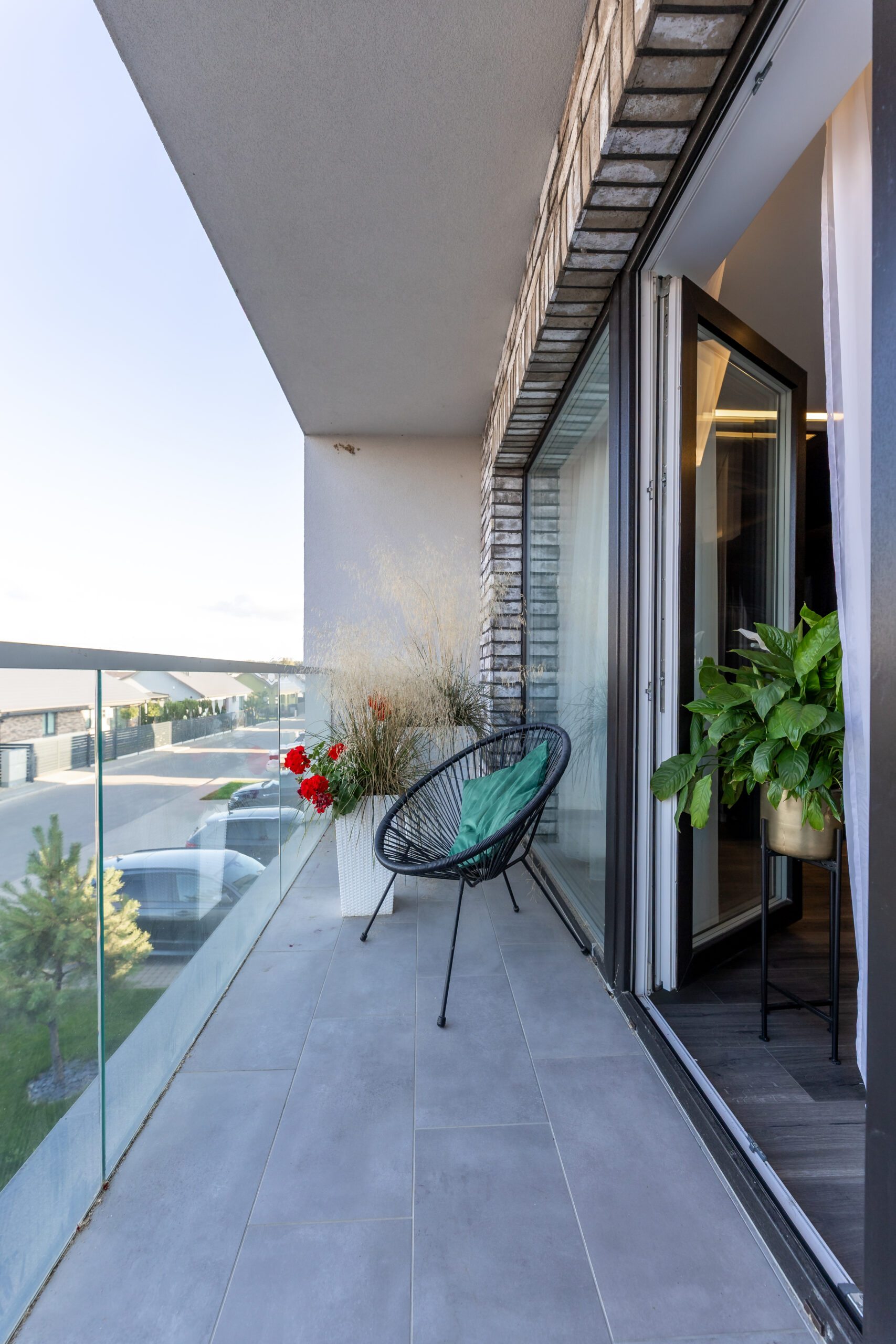 PARDUODAMAS JAUKUS, ŠIUOLAIKIŠKAI ĮRENGTAS KOTEDŽAS SU 2 A SKLYPU – TOBULA VIETA ŠEIMAI!