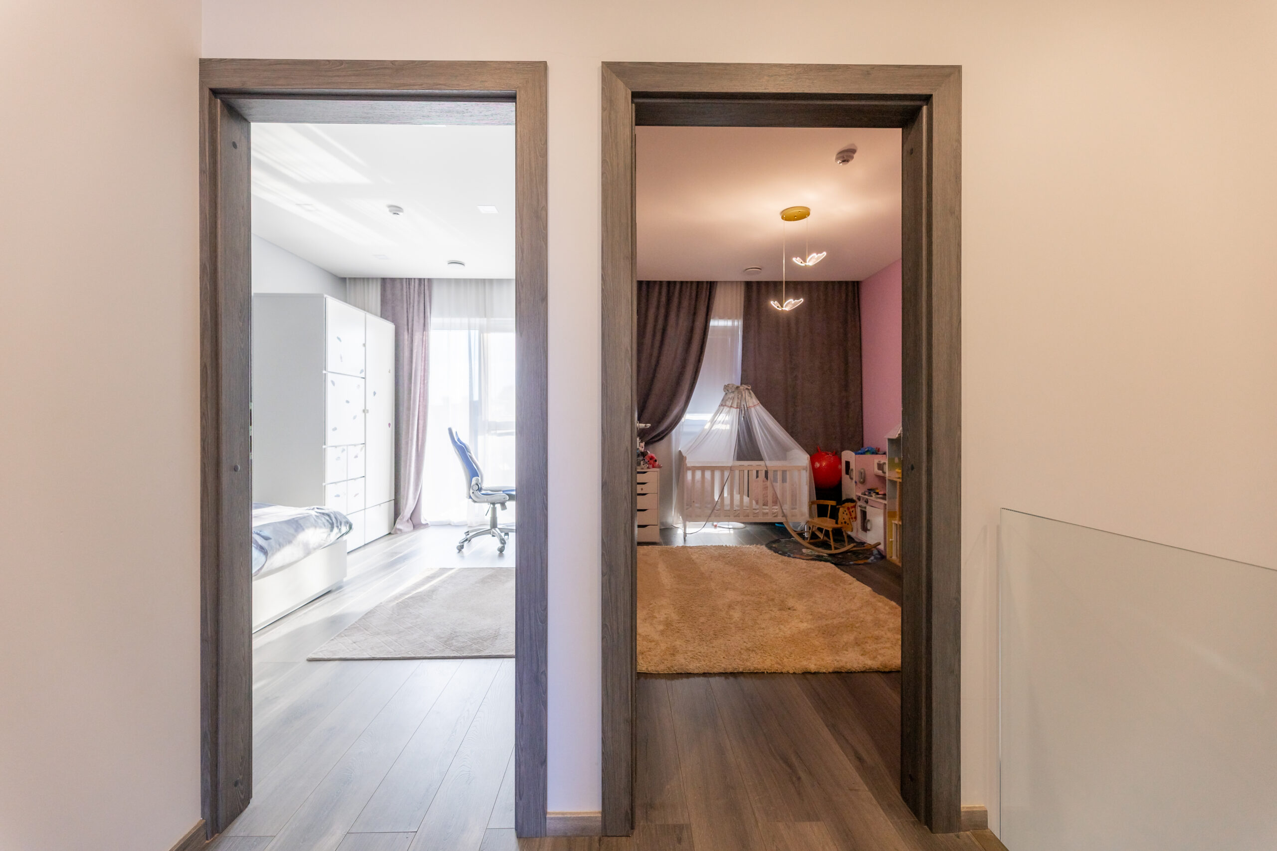 PARDUODAMAS JAUKUS, ŠIUOLAIKIŠKAI ĮRENGTAS KOTEDŽAS SU 2 A SKLYPU – TOBULA VIETA ŠEIMAI!