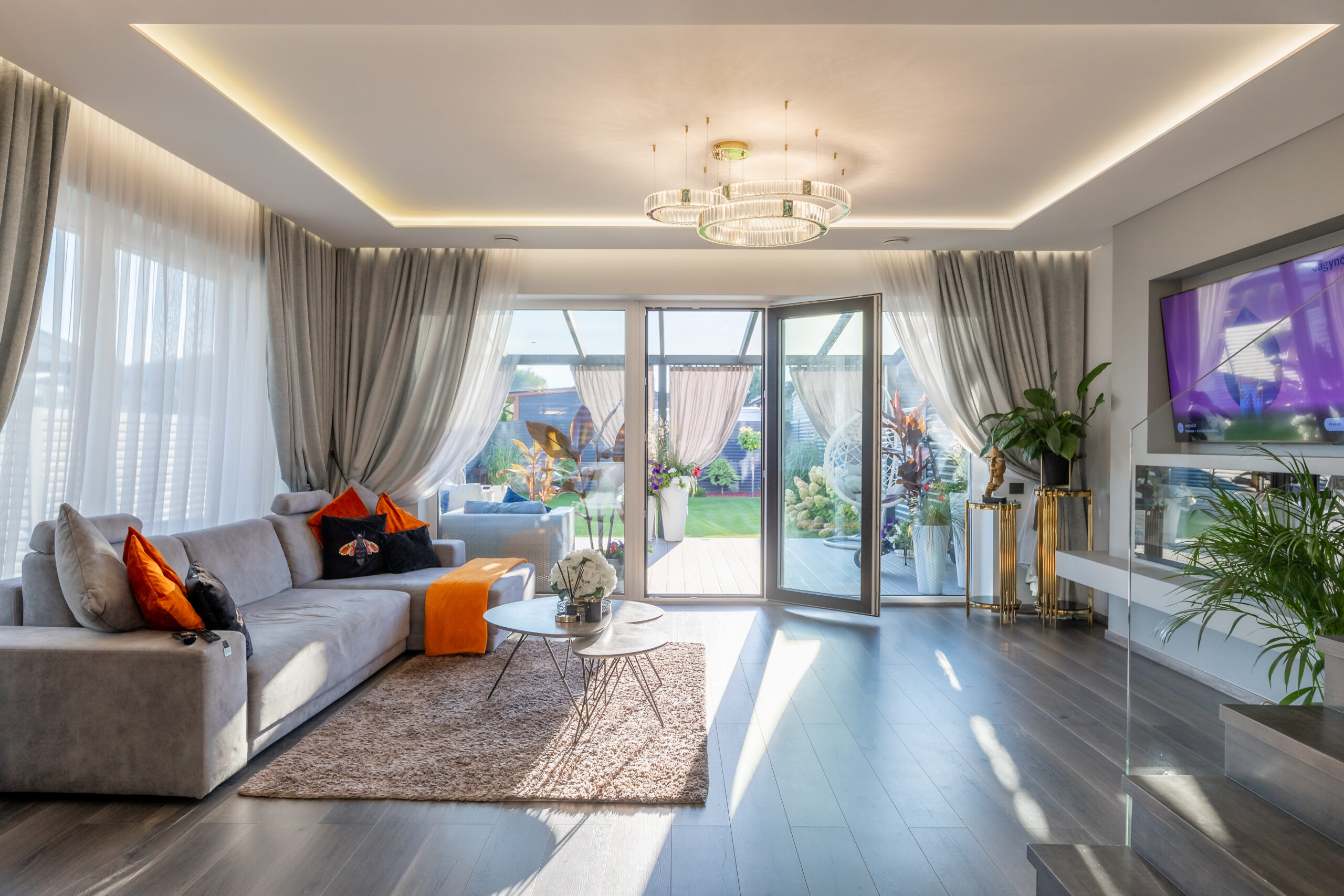 PARDUODAMAS JAUKUS, ŠIUOLAIKIŠKAI ĮRENGTAS KOTEDŽAS SU 2 A SKLYPU – TOBULA VIETA ŠEIMAI!