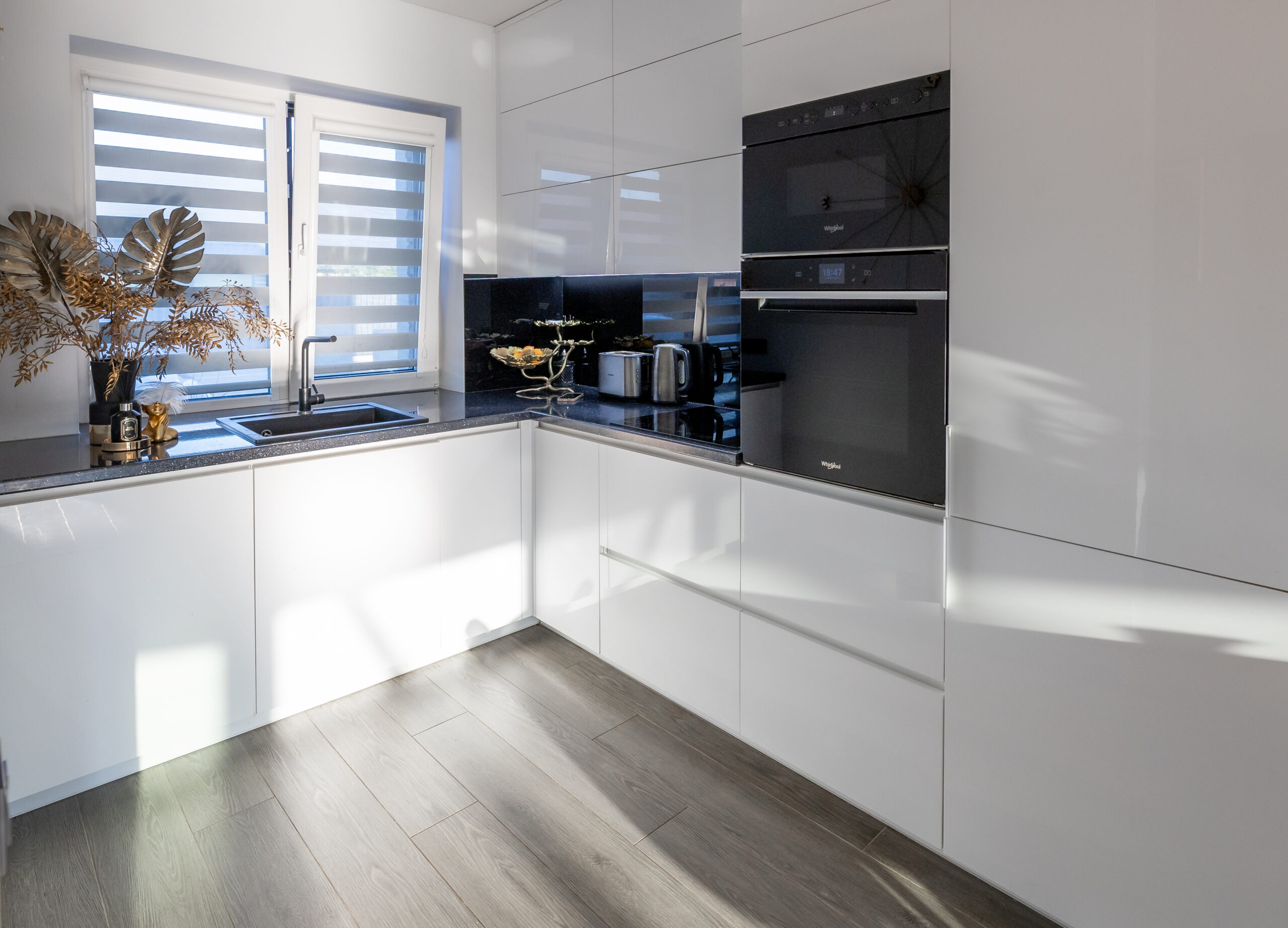 PARDUODAMAS JAUKUS, ŠIUOLAIKIŠKAI ĮRENGTAS KOTEDŽAS SU 2 A SKLYPU – TOBULA VIETA ŠEIMAI!