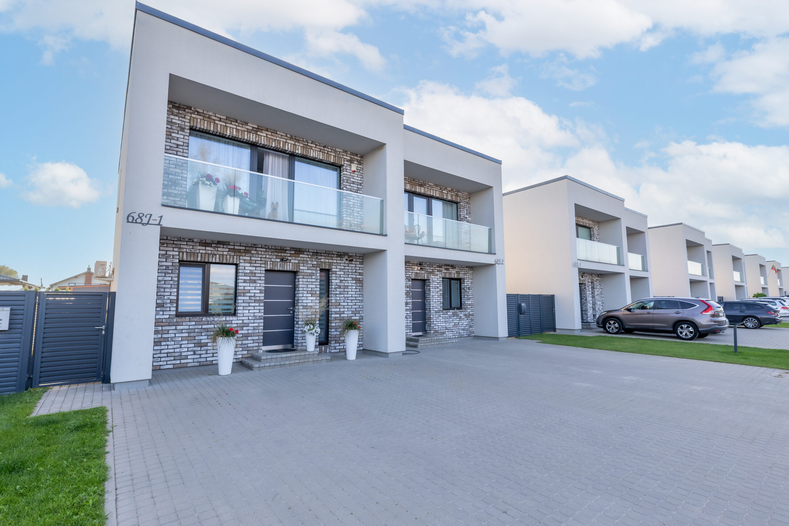 PARDUODAMAS JAUKUS, ŠIUOLAIKIŠKAI ĮRENGTAS KOTEDŽAS SU 2 A SKLYPU – TOBULA VIETA ŠEIMAI!