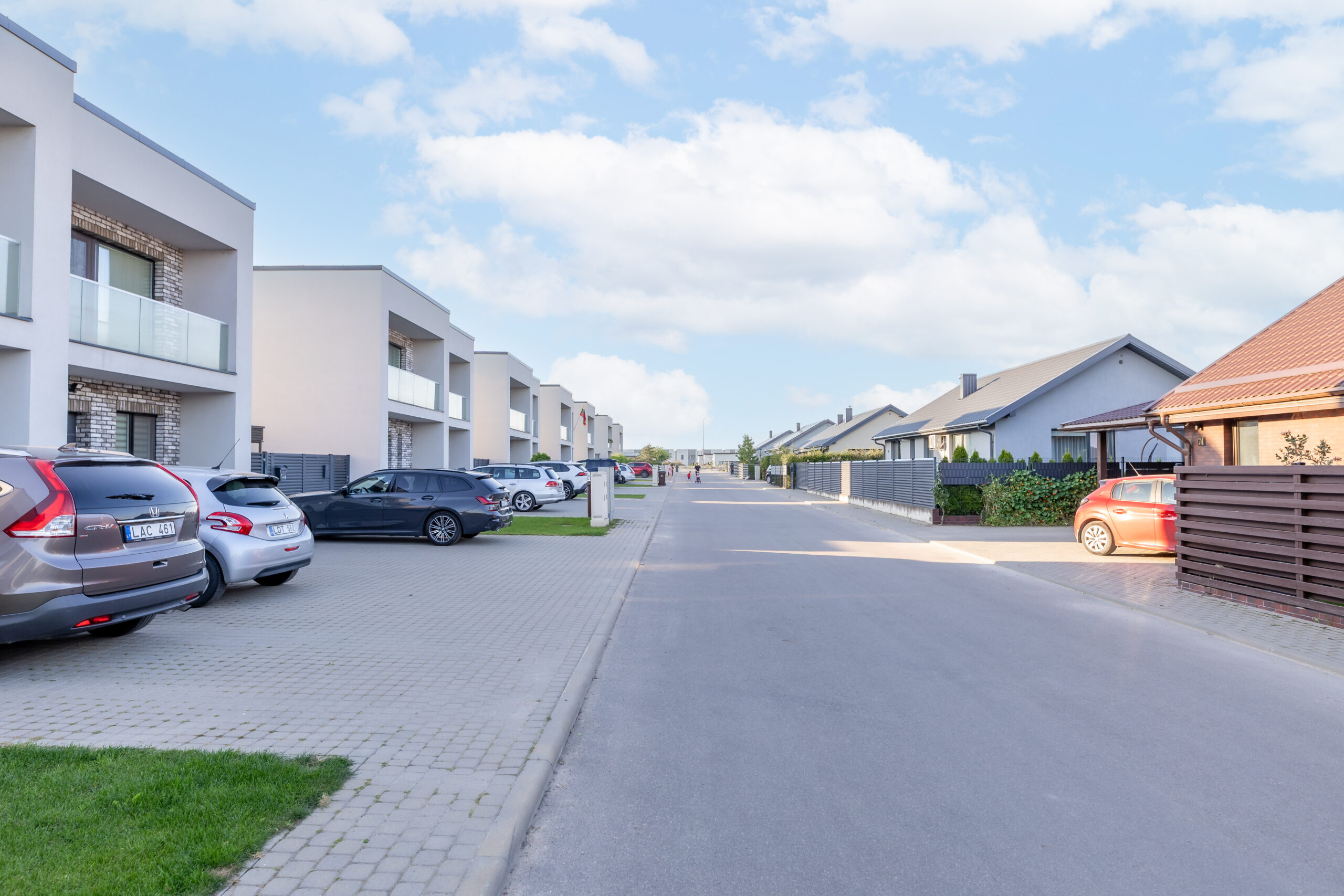 PARDUODAMAS JAUKUS, ŠIUOLAIKIŠKAI ĮRENGTAS KOTEDŽAS SU 2 A SKLYPU – TOBULA VIETA ŠEIMAI!