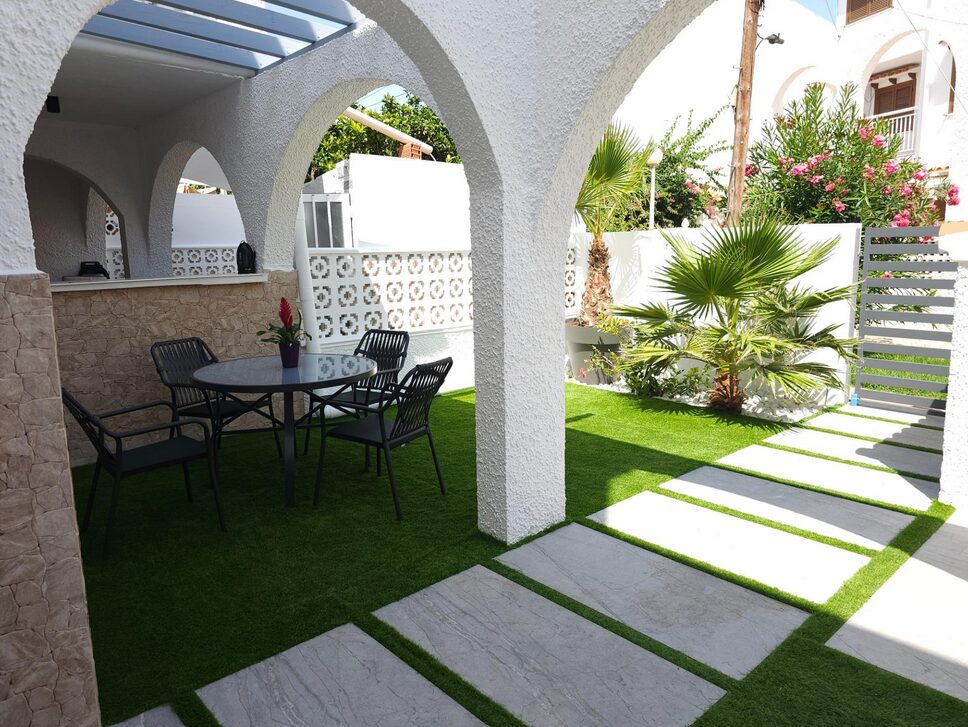 Parduodamas išskirtinio dizaino pilnai renovuotas vienaukštis namas Playa del Cura, Torrevieja, Ispanija