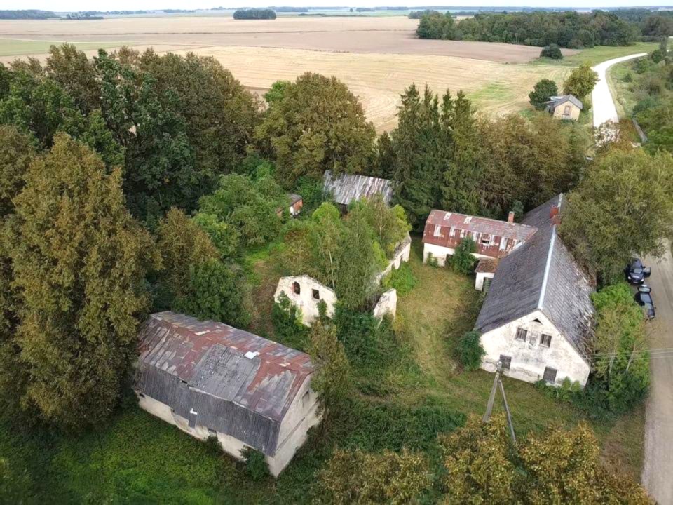 Parduodamas 38 a sklypas su pastatais Raudonpamūšyje, Pakruojo raj.