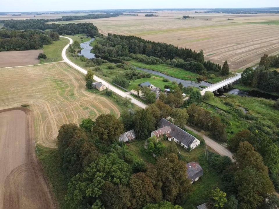 Parduodamas 38 a sklypas su pastatais Raudonpamūšyje, Pakruojo raj.