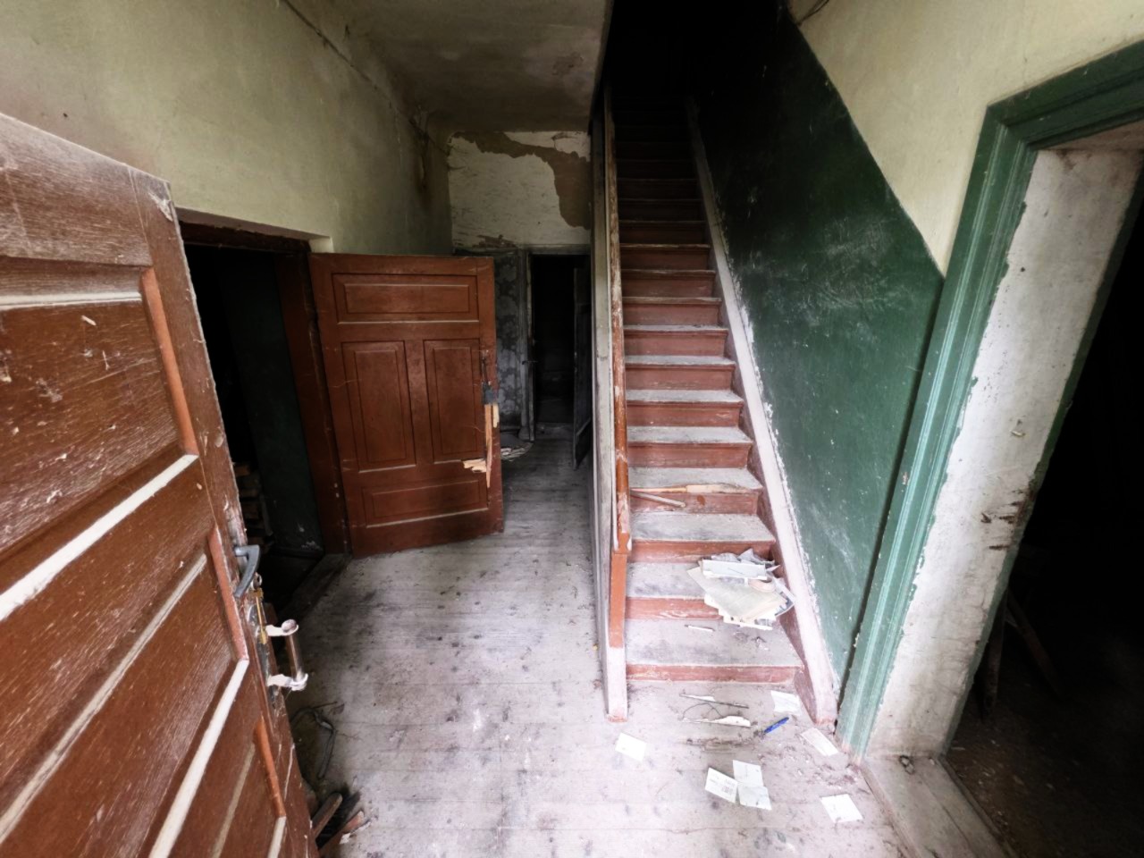 Parduodamas 38 a sklypas su pastatais Raudonpamūšyje, Pakruojo raj.