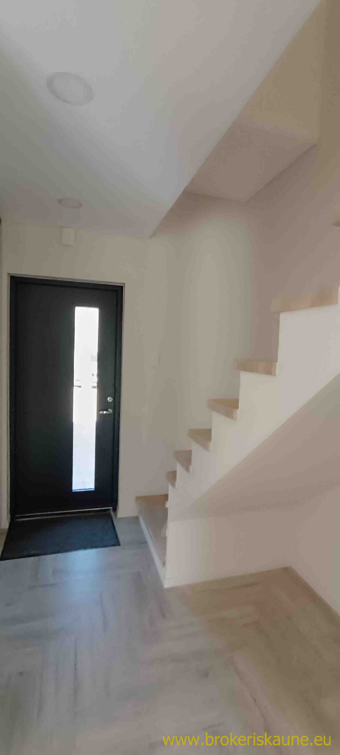 Išnuomojamas 3 kambarių naujai įrengtas Kotedžas.