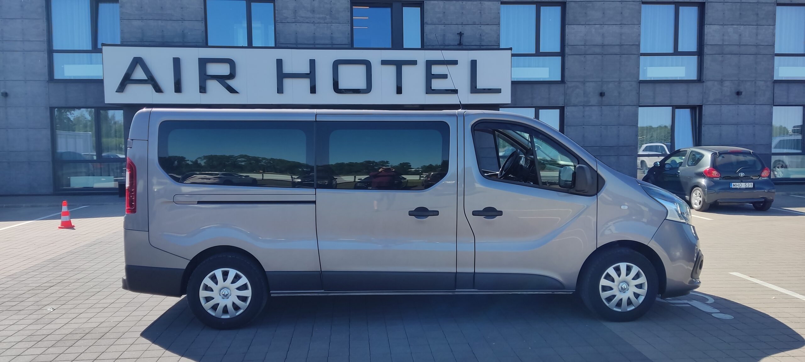 Keleivių pervežimas iš Kauno į Vilniaus oro uostą Tel:+37064314115