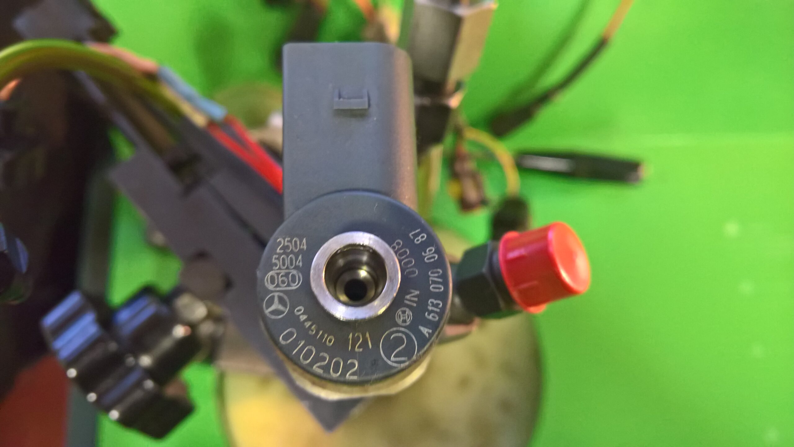 Kuro purkštukai Mercedes-C200,C220,C270,CLK270,E200,E220,E270. 0445110121