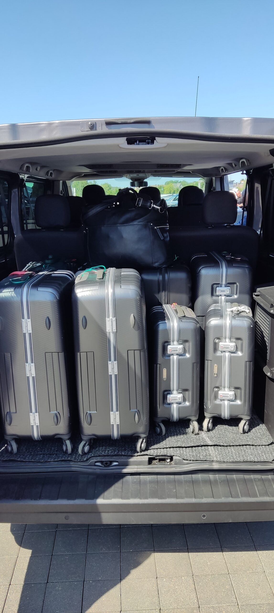 Keleivių pervežimas iš Kauno į Vilniaus oro uostą Tel:+37064314115