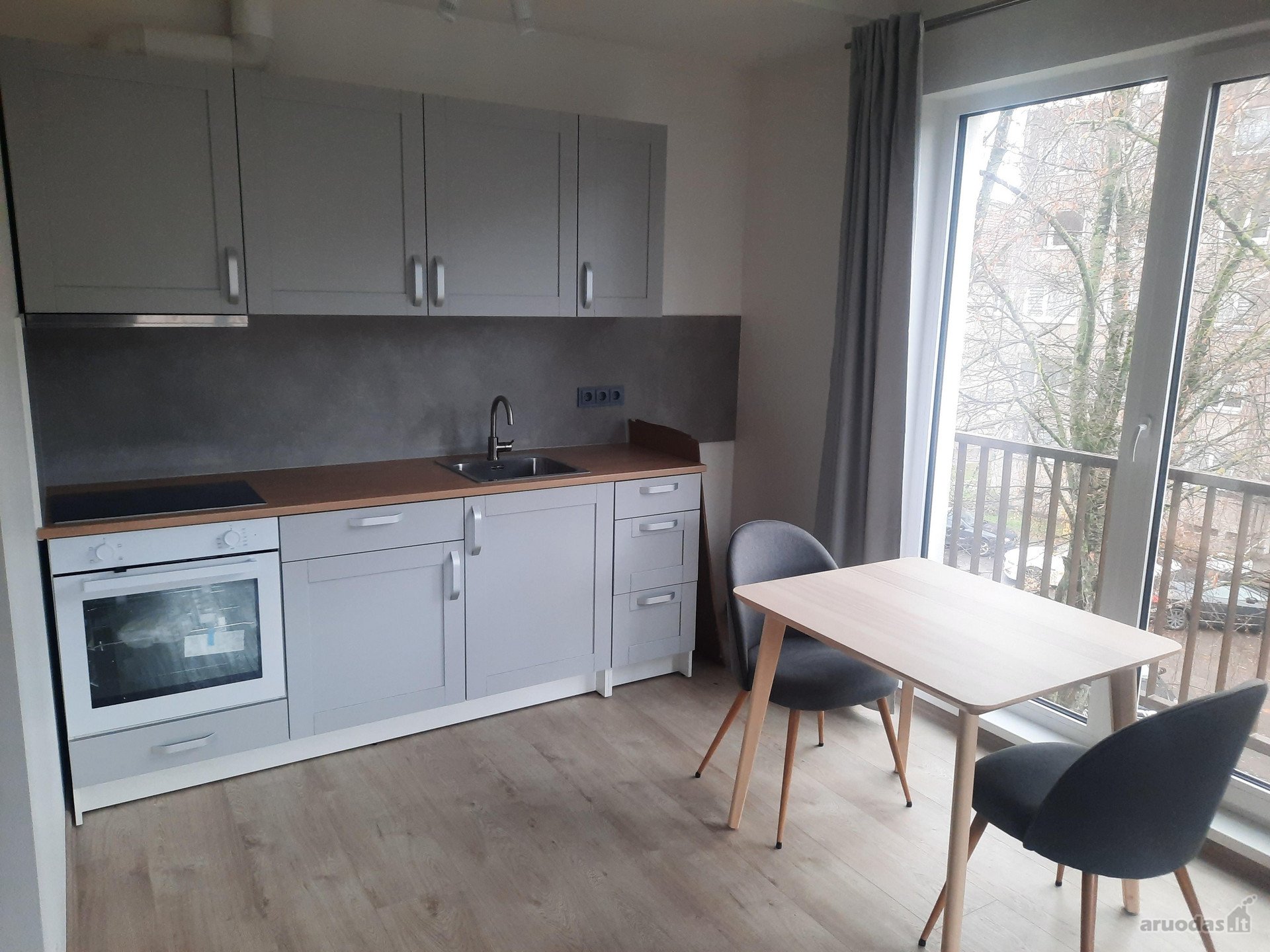 Naujos statybos name nuomojamas butas studija