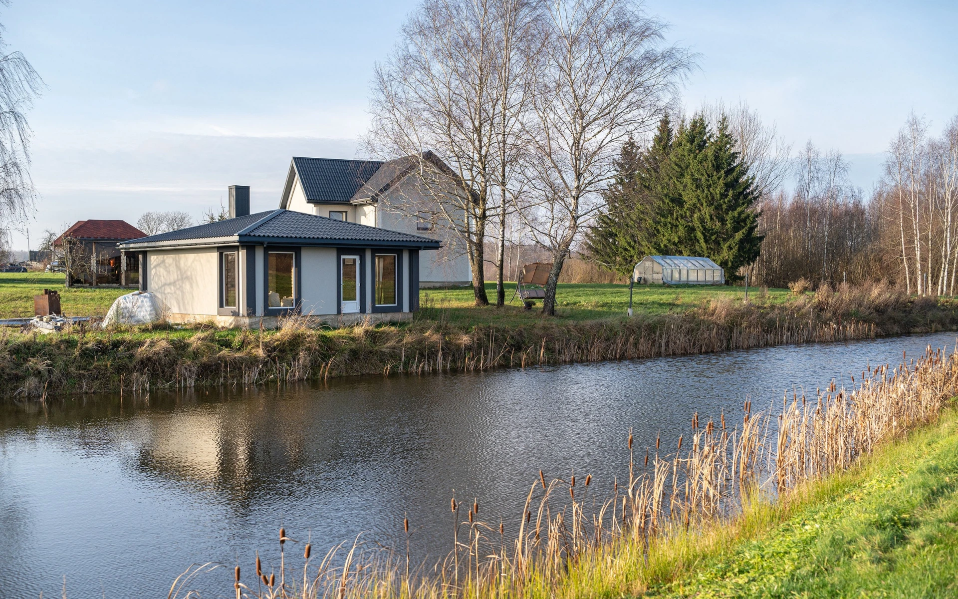 Parduodama sodyba su pirtimi ir nuosavu vandens telkiniu Vilniaus r. sav., Šarkiškių k.