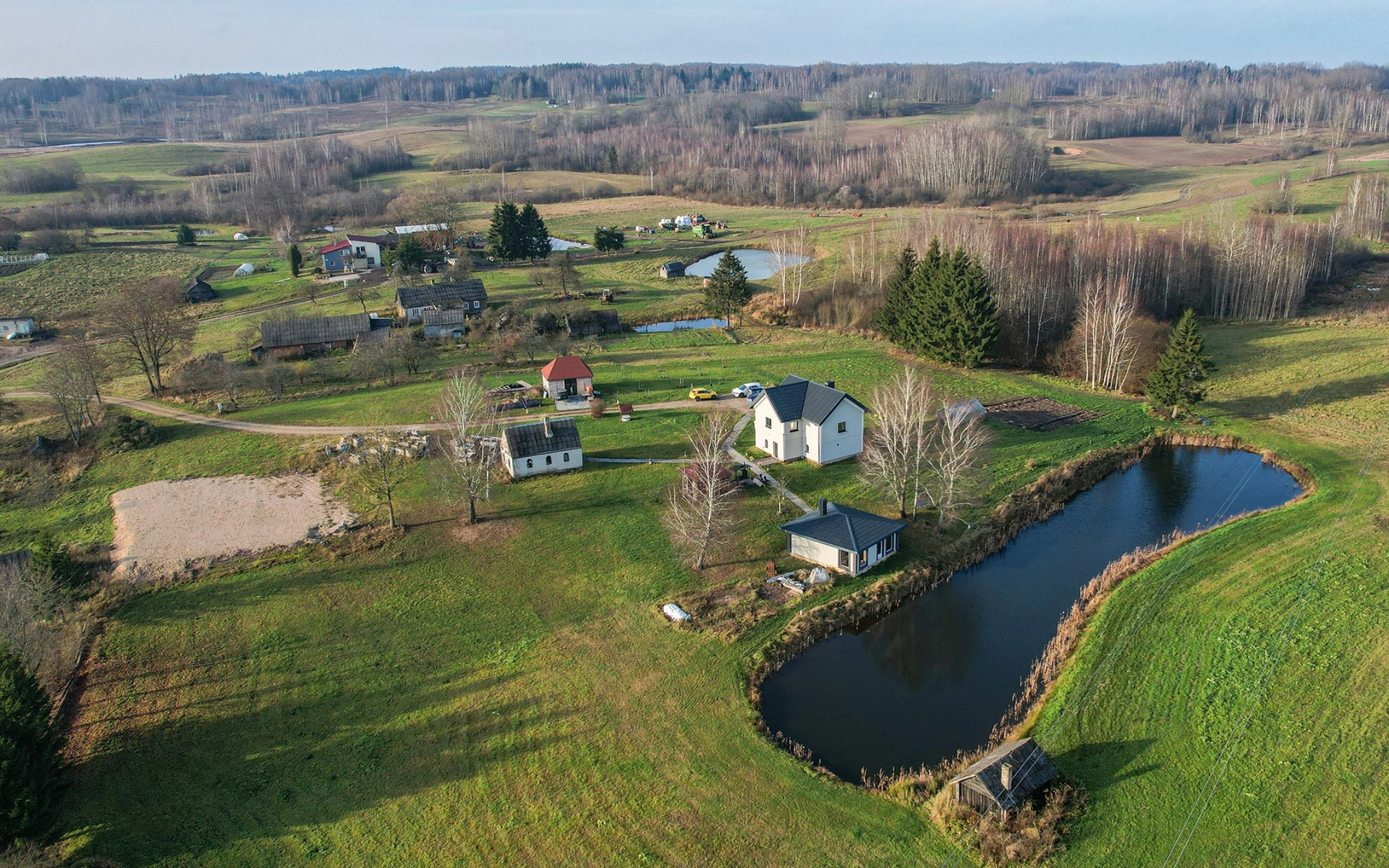 Parduodama sodyba su pirtimi ir nuosavu vandens telkiniu Vilniaus r. sav., Šarkiškių k.