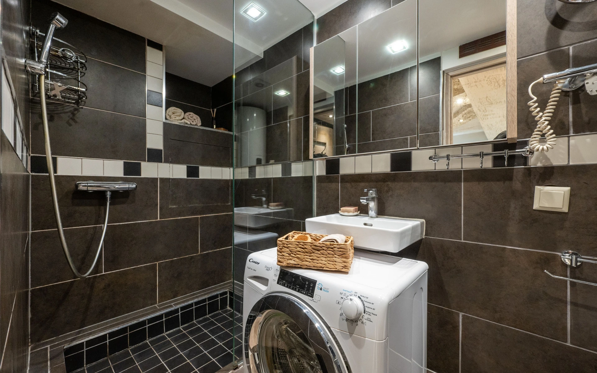 Parduodama sodyba su pirtimi ir nuosavu vandens telkiniu Vilniaus r. sav., Šarkiškių k.