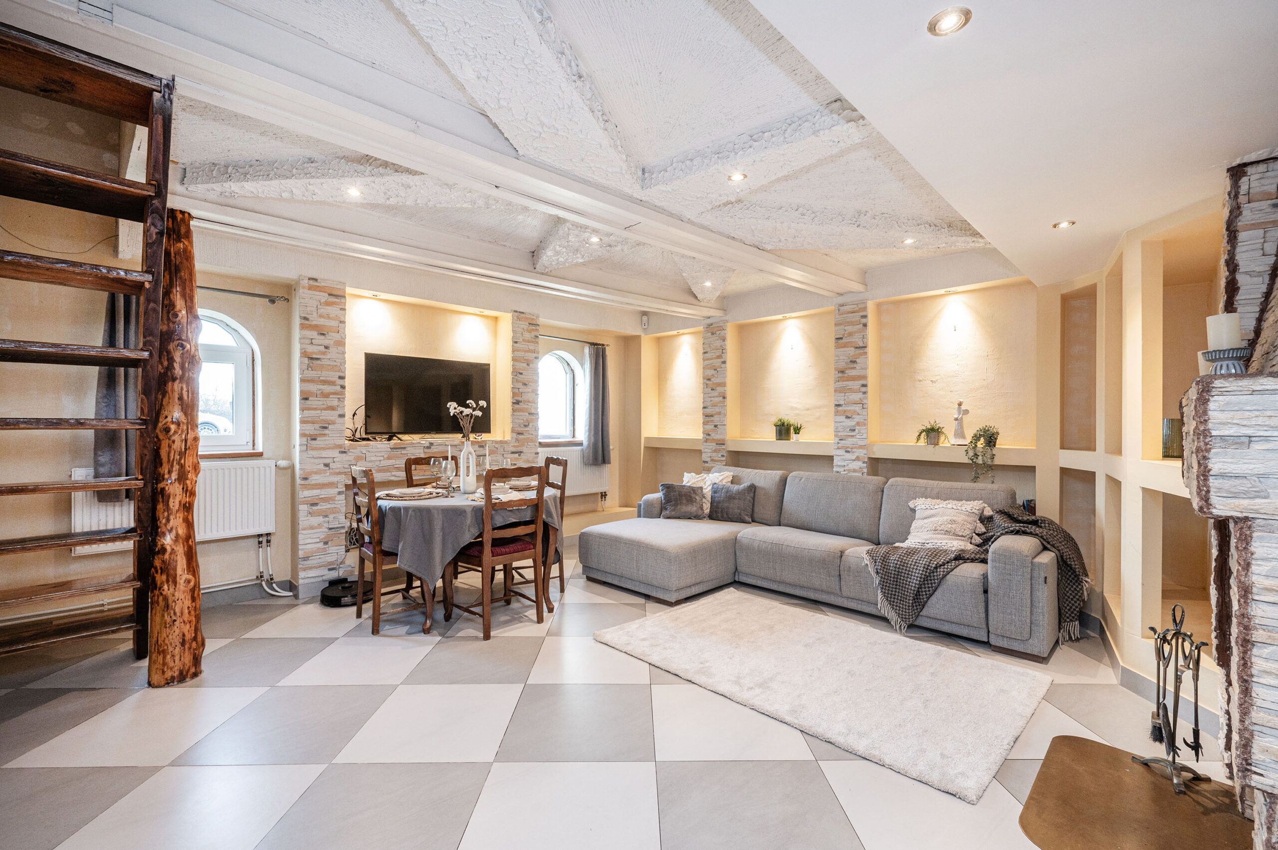 Parduodama sodyba su pirtimi ir nuosavu vandens telkiniu Vilniaus r. sav., Šarkiškių k.