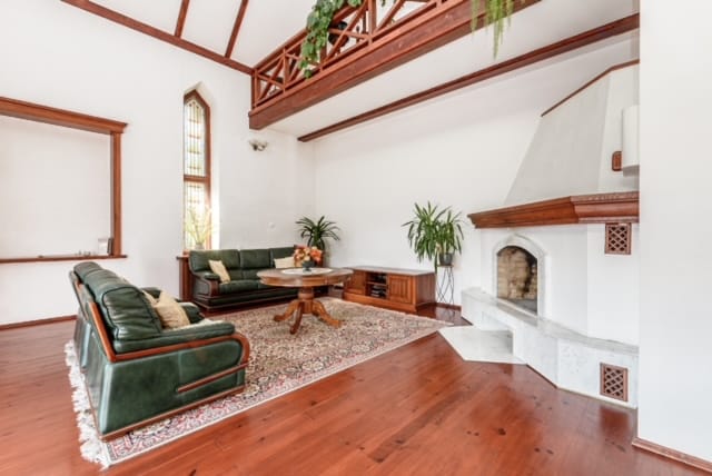 Parduodamas dviejų aukštų su rūsiu mūrinis namas Vilniaus r., Riešėje, Kaštonų g.