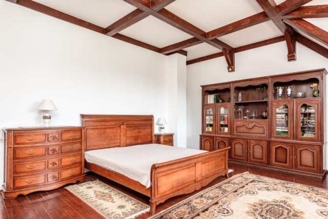 Parduodamas dviejų aukštų su rūsiu mūrinis namas Vilniaus r., Riešėje, Kaštonų g.