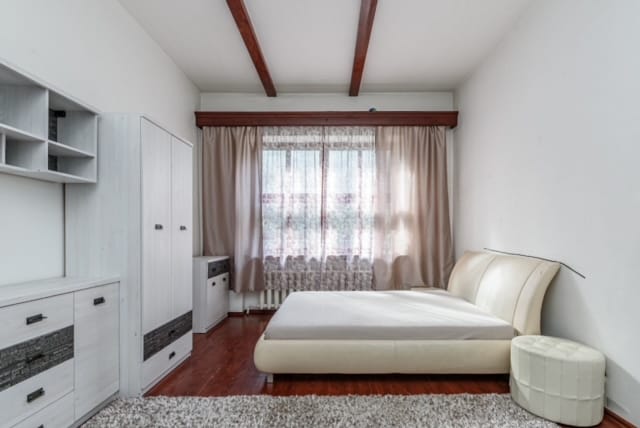 Parduodamas dviejų aukštų su rūsiu mūrinis namas Vilniaus r., Riešėje, Kaštonų g.