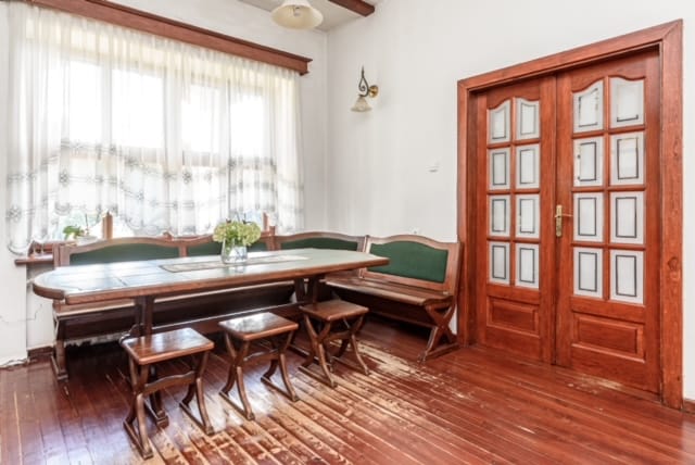 Parduodamas dviejų aukštų su rūsiu mūrinis namas Vilniaus r., Riešėje, Kaštonų g.