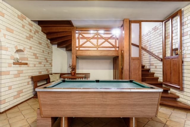 Parduodamas dviejų aukštų su rūsiu mūrinis namas Vilniaus r., Riešėje, Kaštonų g.