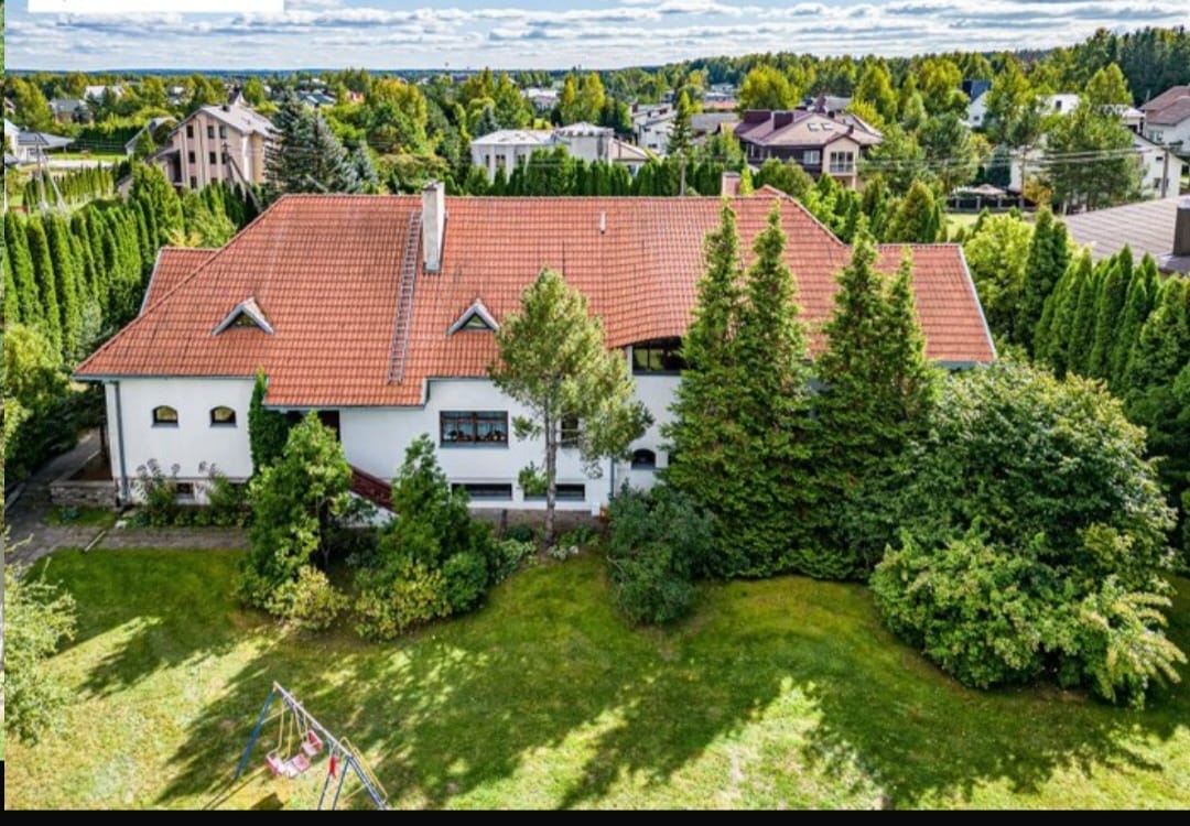 Parduodamas dviejų aukštų su rūsiu mūrinis namas Vilniaus r., Riešėje, Kaštonų g.