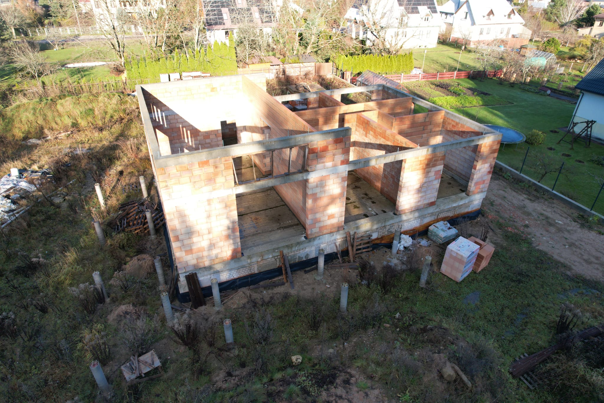 Parduodamas pradėtas statyti namas su 20 a. sklypu Didžiojoje Riešėje, Vilniaus r.