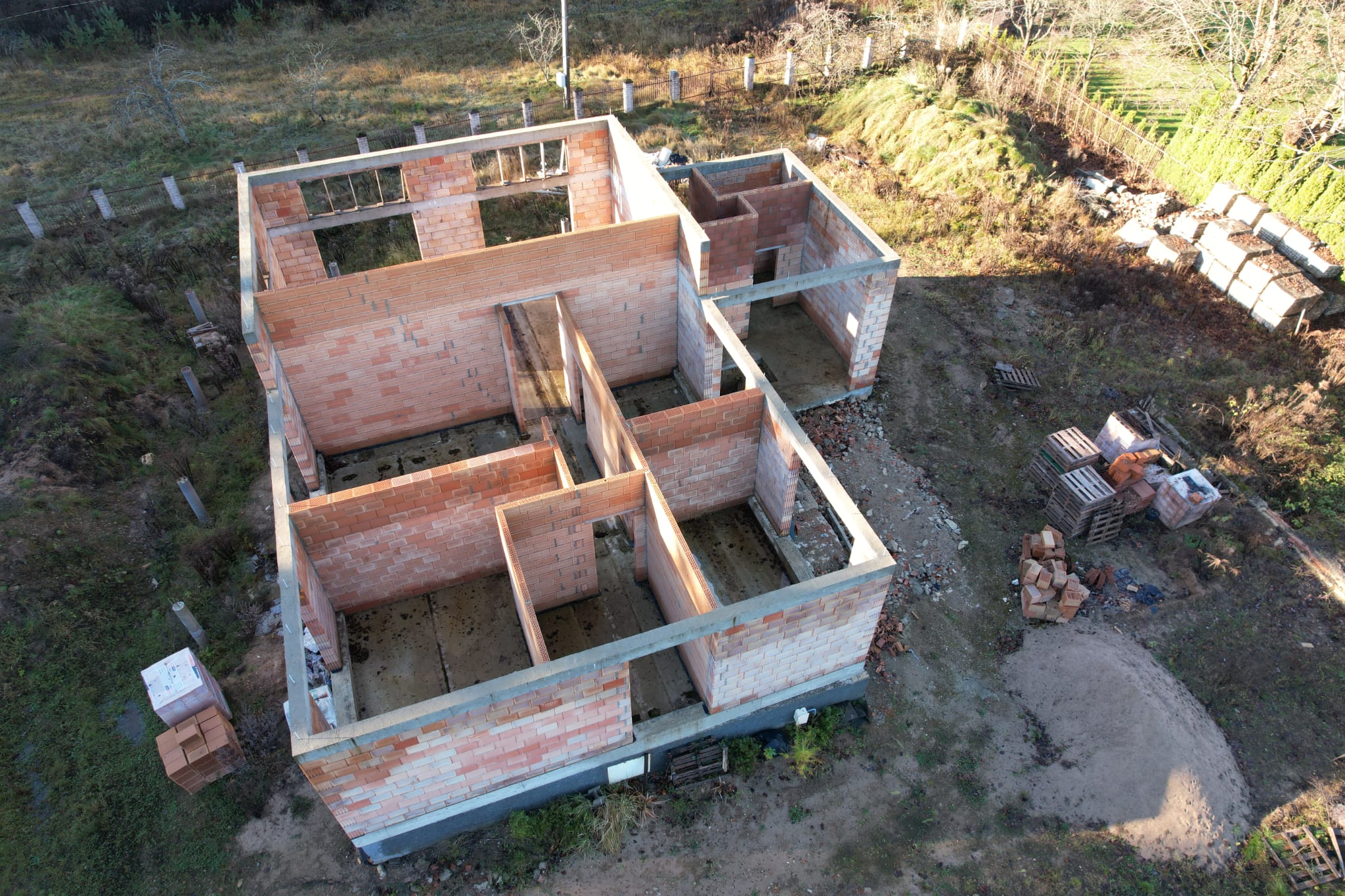 Parduodamas pradėtas statyti namas su 20 a. sklypu Didžiojoje Riešėje, Vilniaus r.