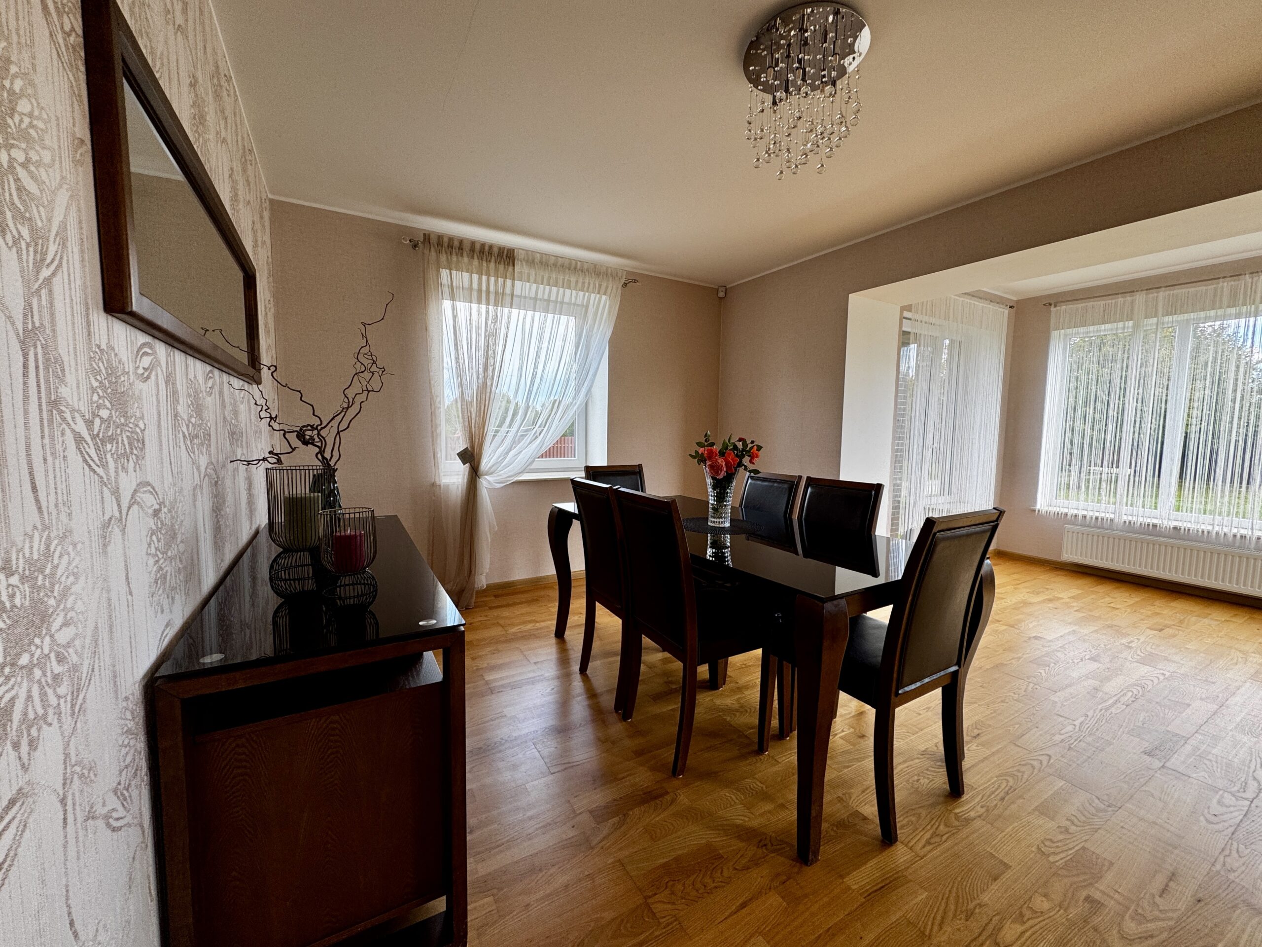 Šilutės r. sav., Vilkyčių k., Saulėtekio g., monolitinis namas 218 kv.m su 60 arų sklypu