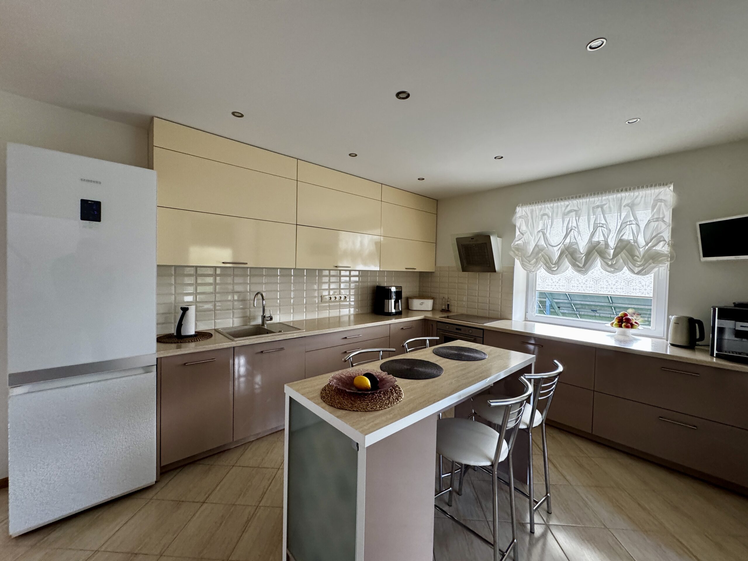 Šilutės r. sav., Vilkyčių k., Saulėtekio g., monolitinis namas 218 kv.m su 60 arų sklypu