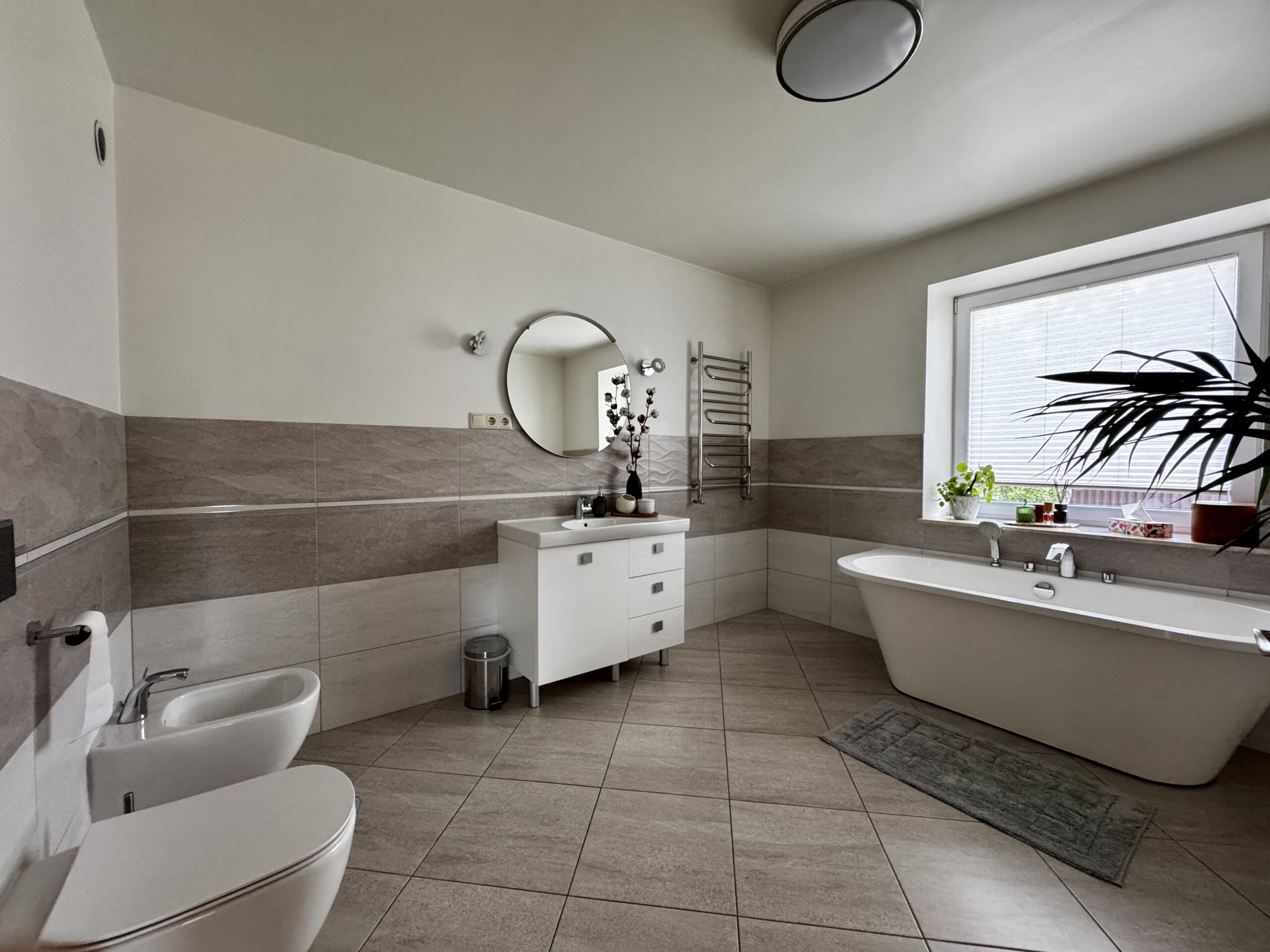 Šilutės r. sav., Vilkyčių k., Saulėtekio g., monolitinis namas 218 kv.m su 60 arų sklypu