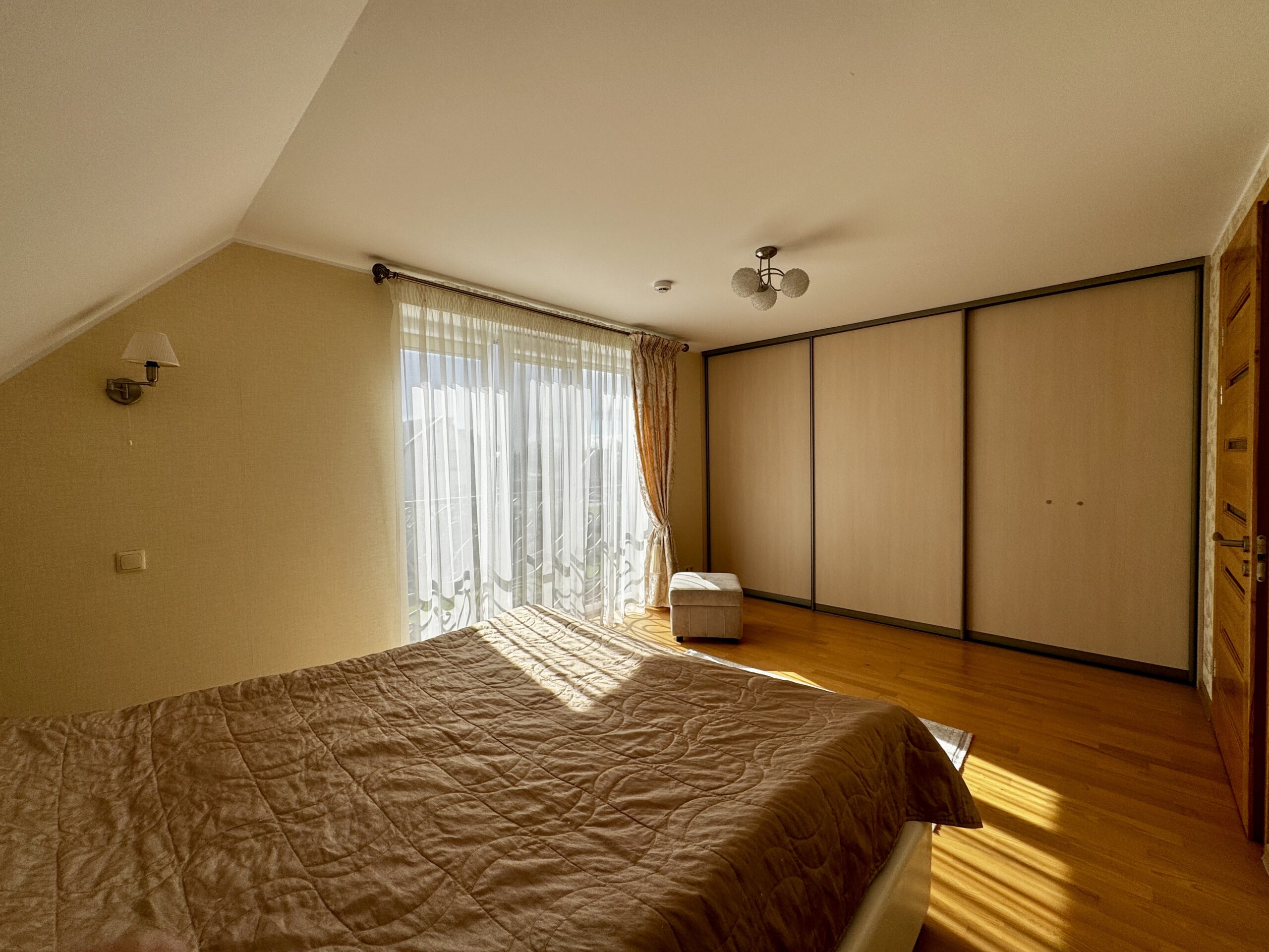 Šilutės r. sav., Vilkyčių k., Saulėtekio g., monolitinis namas 218 kv.m su 60 arų sklypu