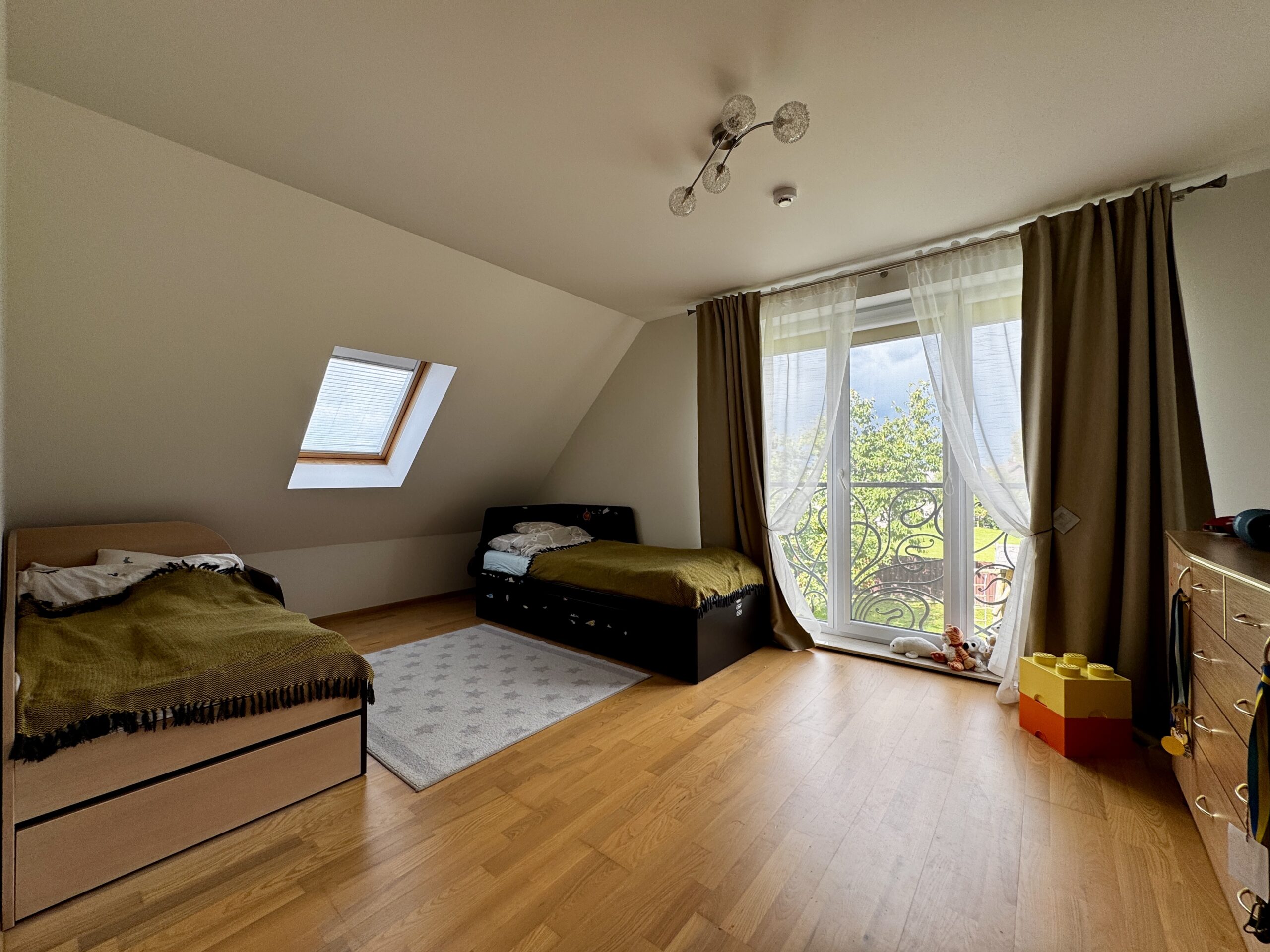 Šilutės r. sav., Vilkyčių k., Saulėtekio g., monolitinis namas 218 kv.m su 60 arų sklypu