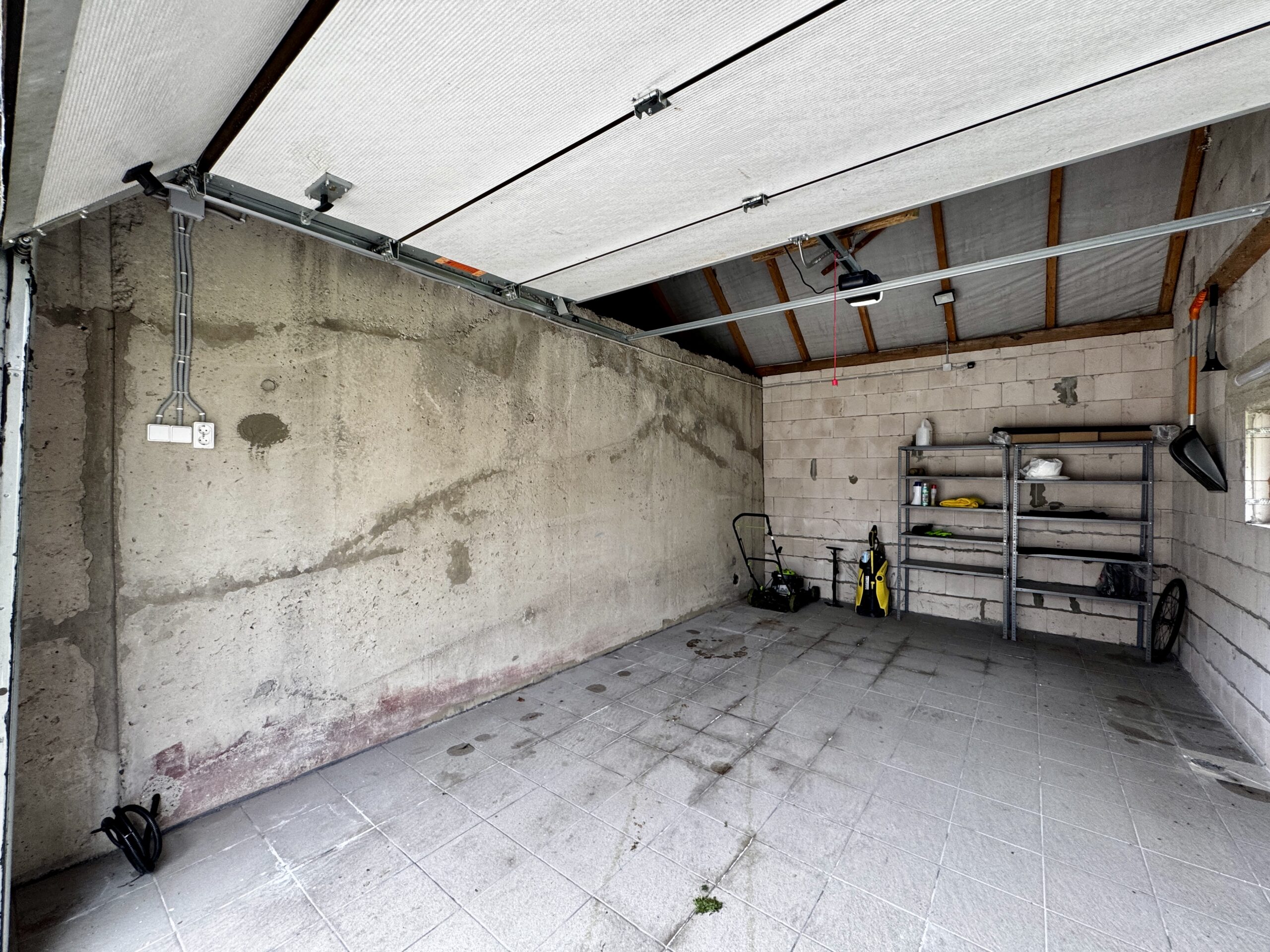 Šilutės r. sav., Vilkyčių k., Saulėtekio g., monolitinis namas 218 kv.m su 60 arų sklypu