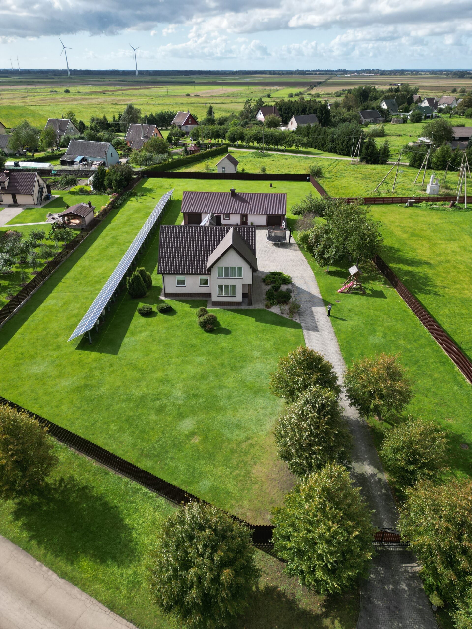 Šilutės r. sav., Vilkyčių k., Saulėtekio g., monolitinis namas 218 kv.m su 60 arų sklypu