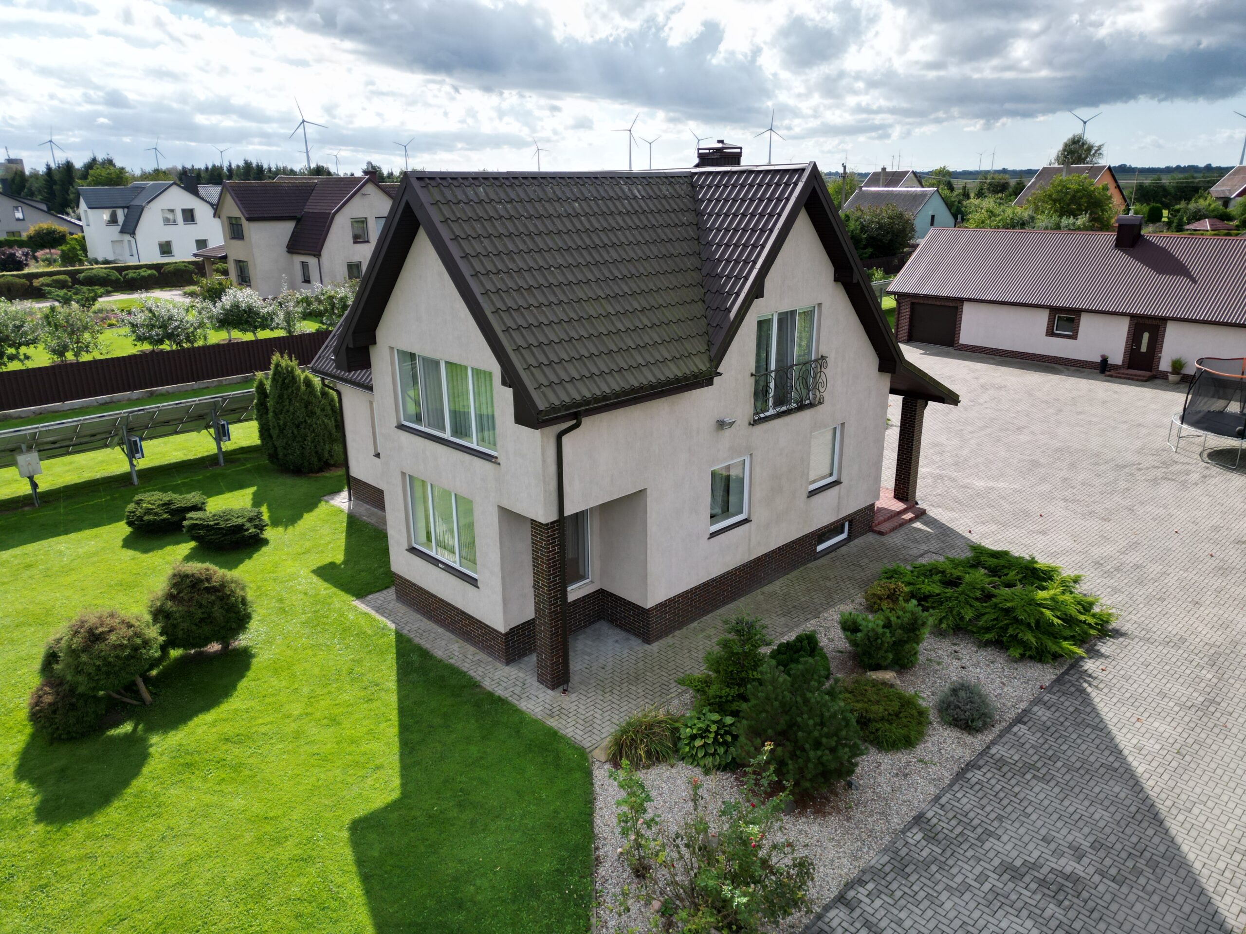 Šilutės r. sav., Vilkyčių k., Saulėtekio g., monolitinis namas 218 kv.m su 60 arų sklypu