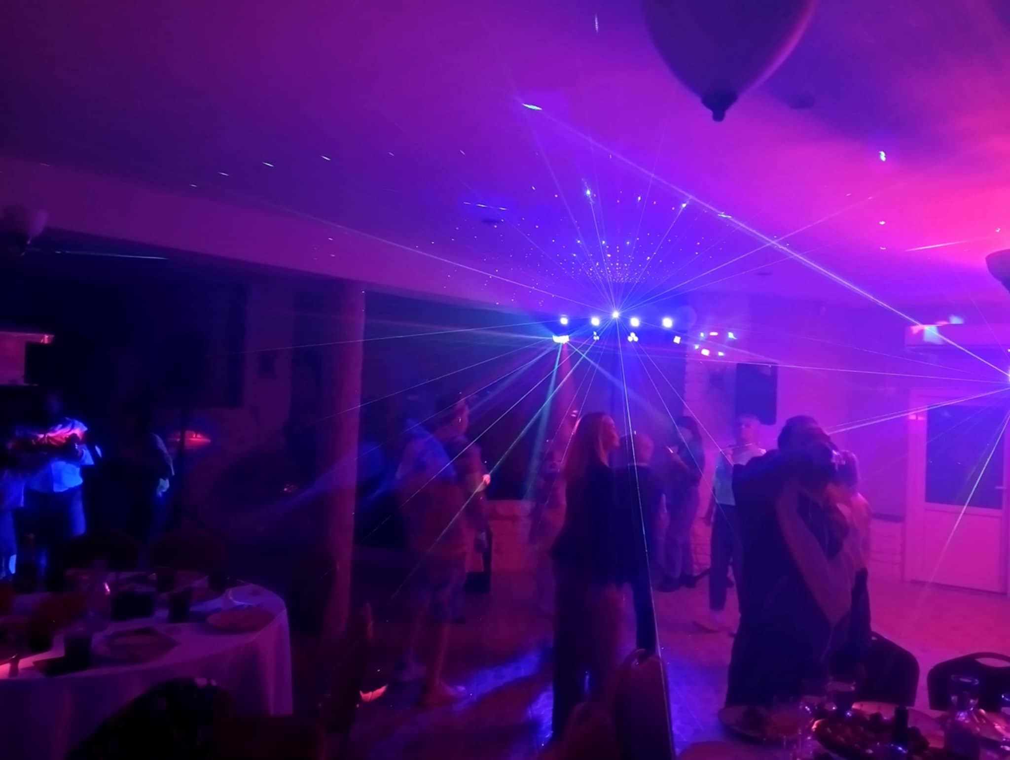 Renginių vedėjas + DJ su visa garso ir šviesos technika!