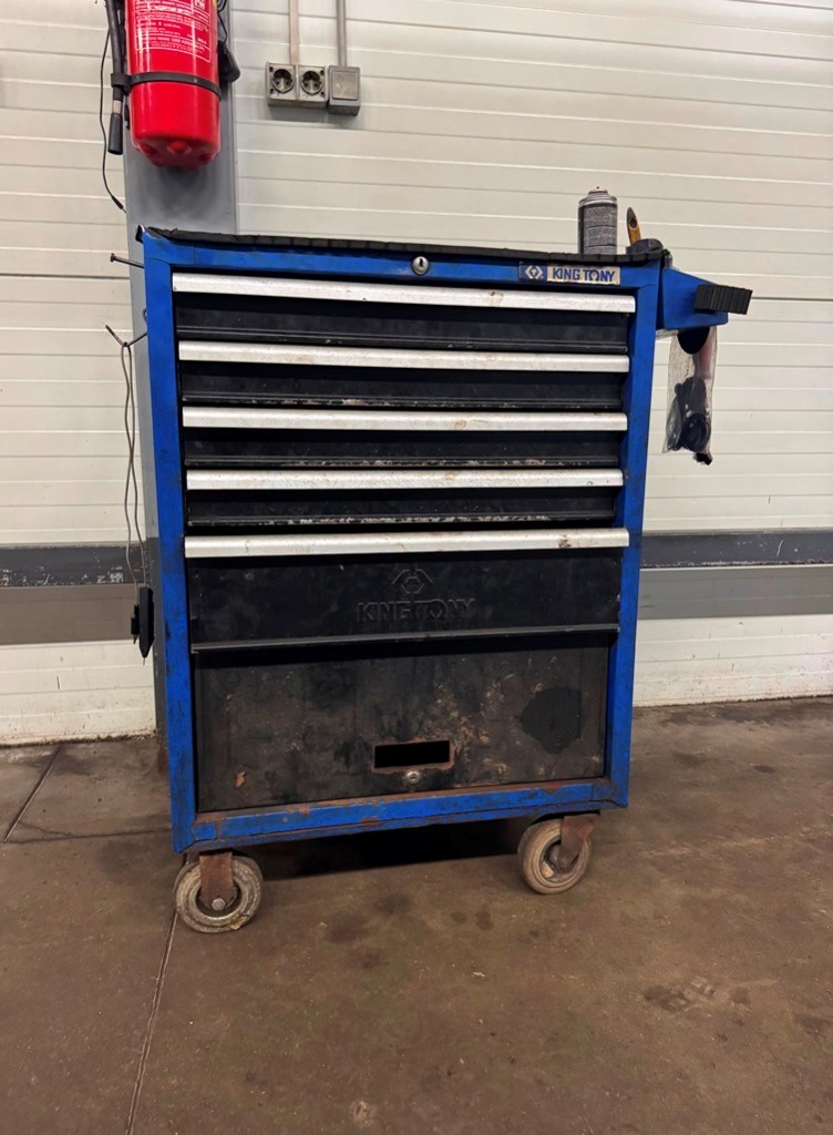 Parduodama visa reikalniga įranga autoserviso veiklai. Kainos derinamos, rasime bendrą kainą.