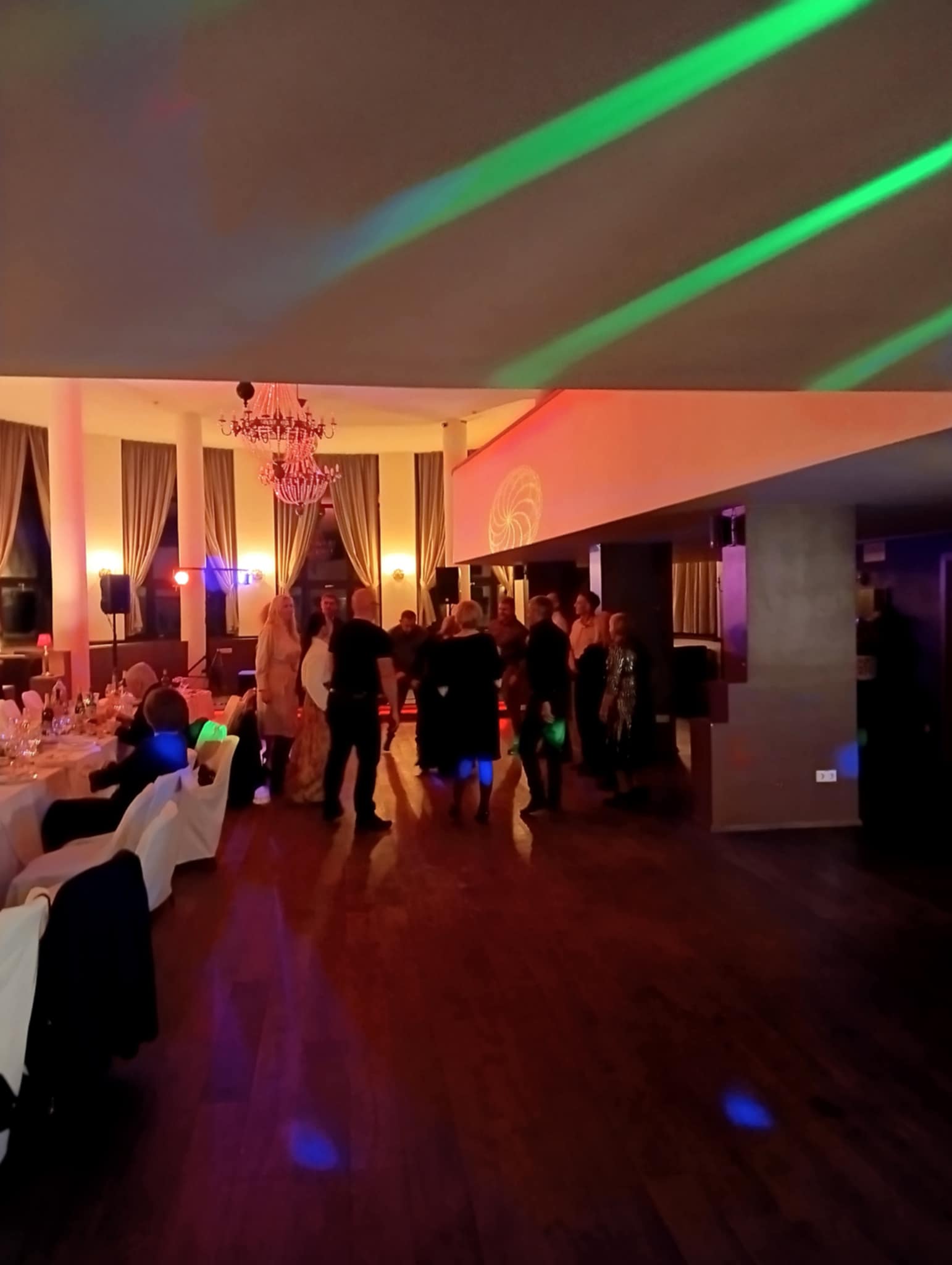 Renginių vedėjas + DJ su visa garso ir šviesos technika!